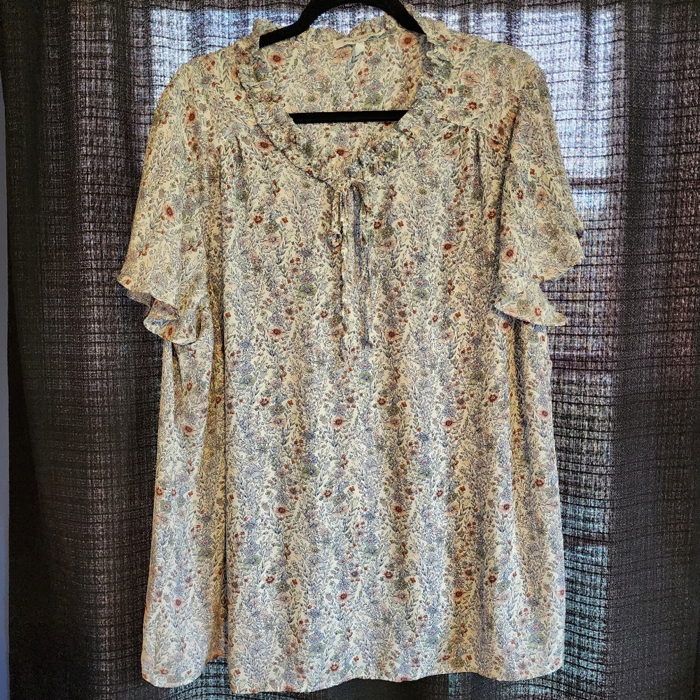 Short sleeve blouse. Floral print